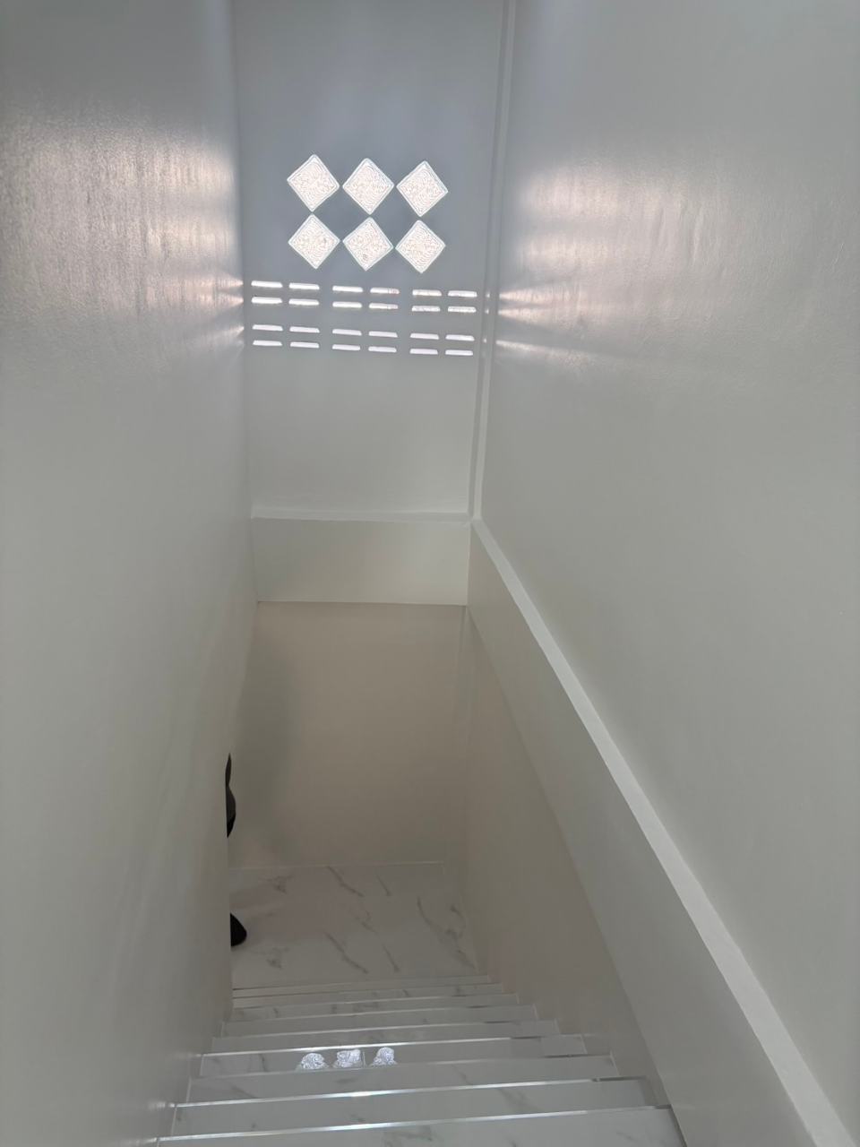 Two-storey shophouse on the Nong Kang Pla–Huai Prap road, Pluak Daeng — photo 2