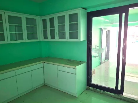 3.5-storey commercial building, Sukhumvit Road, Ban Chang — photo 2