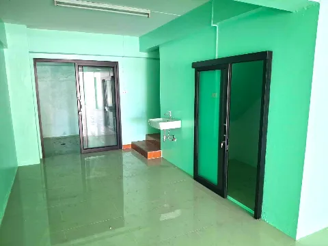 3.5-storey commercial building, Sukhumvit Road, Ban Chang — photo 3